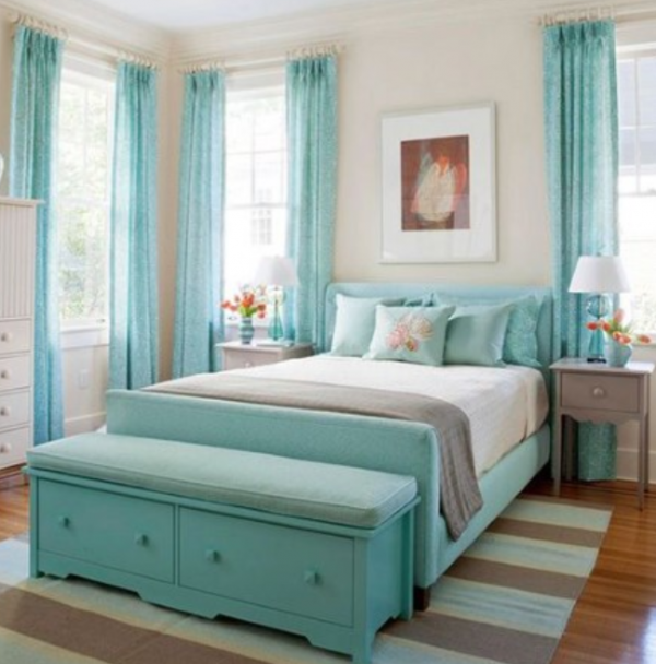 Warna Aqua: Pilih warna aqua yang menyegarkan untuk tampilan ceria